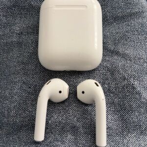Preowned Apple White Wireless 2nd Generation Earbuds with Case